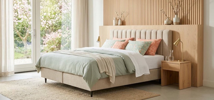 Lichte slaapkamer met een boxspring met hoge instap van Sleep Design