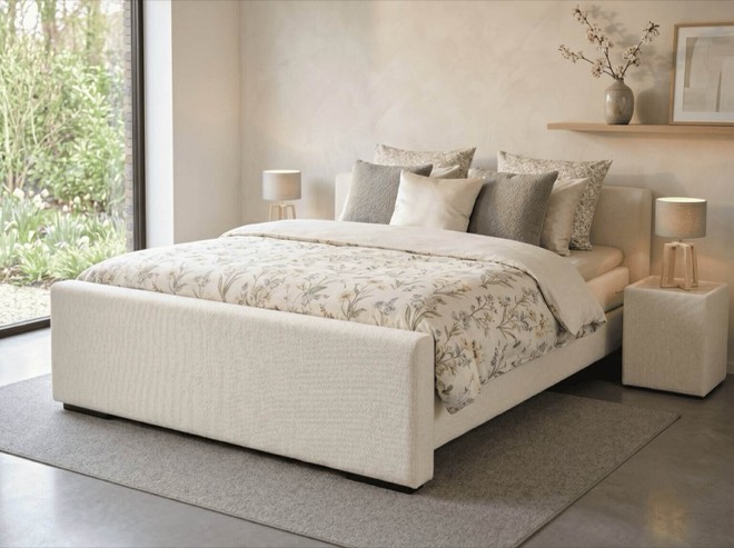 Boxspring Juno van Sleep Design in een lichte slaapkamer